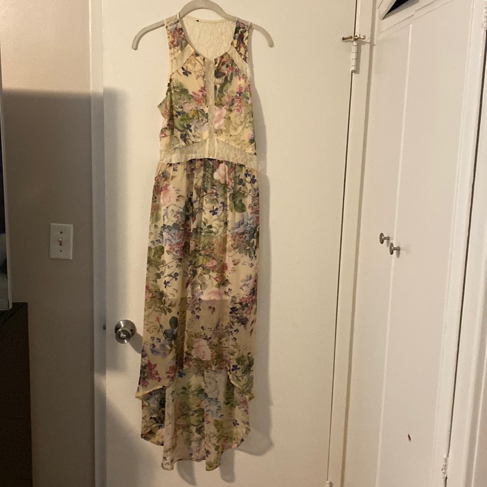 Beautiful floral high low dress! Wore once to a wedding. Great condition!!